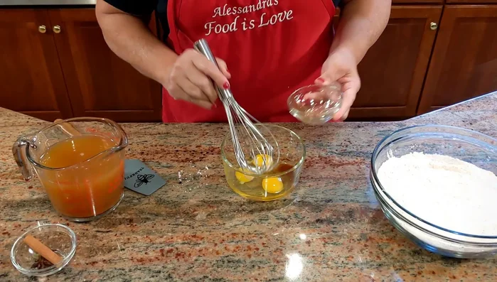 Eier und Vanille verquirlen: Eier und Vanilleextrakt verquirlen.