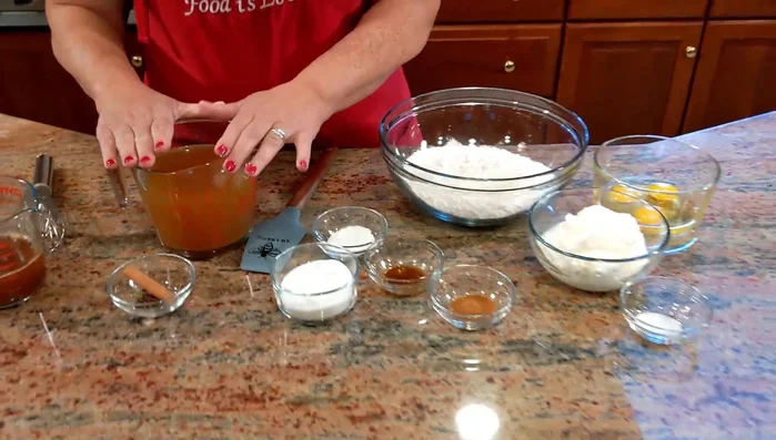 Apfelwein reduzieren: Apfelwein, Zimtstangen, Sternanis, Kardamom und Gewürznelken in einen Topf geben und einkochen, bis nur noch eine Tasse übrig ist (ca. 25 Minuten).