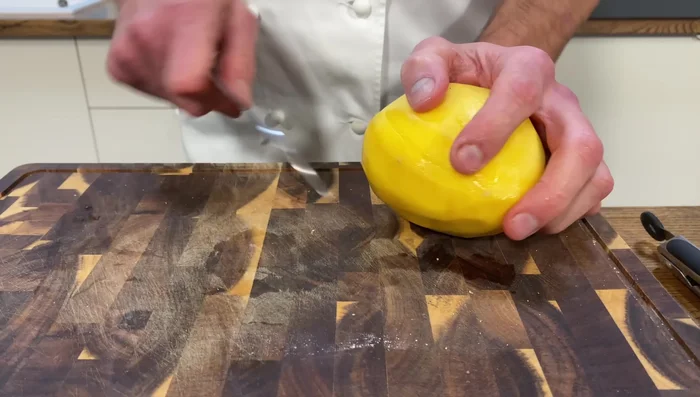 Mango schälen und in dünne Scheiben schneiden.