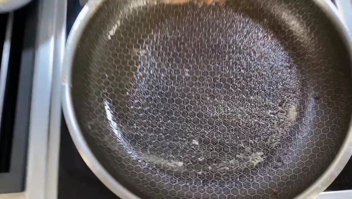 Bratfett aus der Pfanne entfernen. Das Ei aus der Marinade in die Pfanne geben und kurz braten.