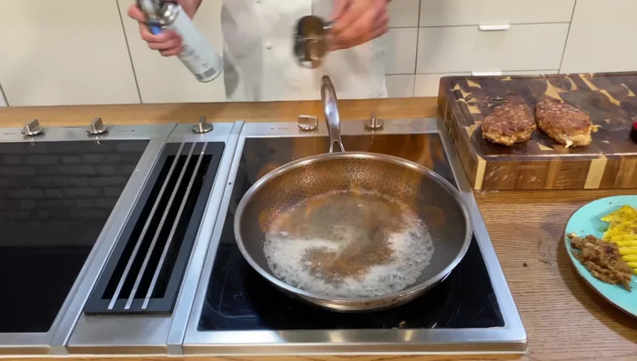 Für die Glasur: Mirin in die Pfanne geben und flambieren (Alkohol verbrennen lassen). Alternativ: Weißwein und Zucker verwenden.