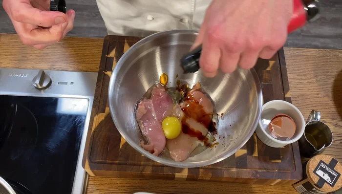 Mirin, Sojasauce, Salz, Pfeffer, Paprikapulver, Chilipulver und Würzkraft hinzufügen. Gut vermengen und 5-8 Minuten marinieren lassen.