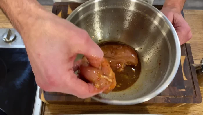 Hähnchenbrust in Maisstärke wenden.