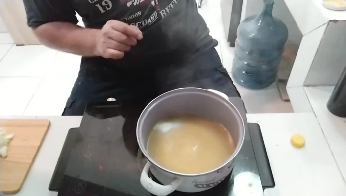 Gekochte Kartoffeln in Scheiben schneiden.