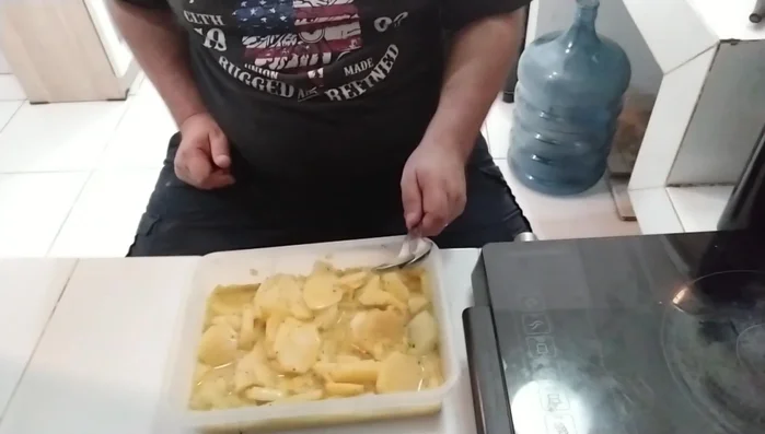 Kartoffelsalat mindestens 4 Stunden (am besten über Nacht) im Kühlschrank ziehen lassen.