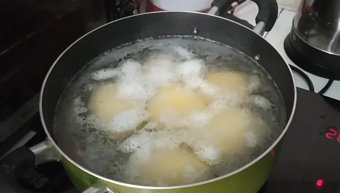 Kartoffeln in Wasser ca. 15 Minuten kochen, dann abgießen und abkühlen lassen.