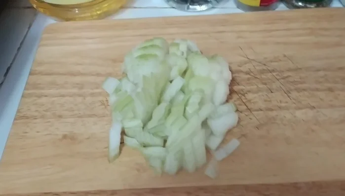 Zwiebel klein würfeln.