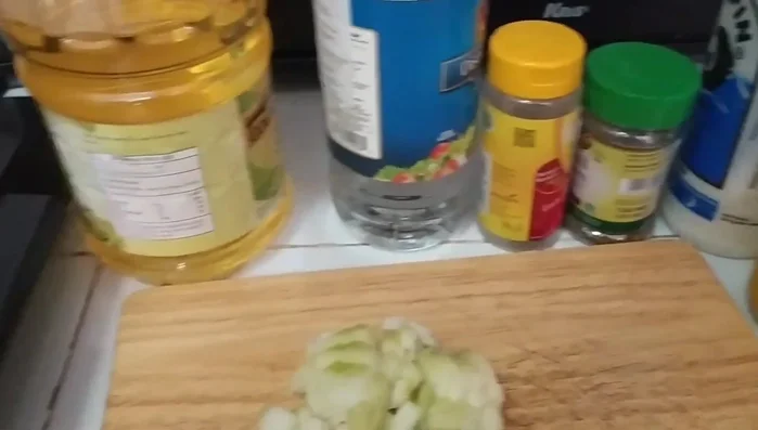 Zwiebeln, Essig, schwarzen Pfeffer, Basilikum, Salz, Senf und Gemüsebrühe zu den Kartoffeln geben.