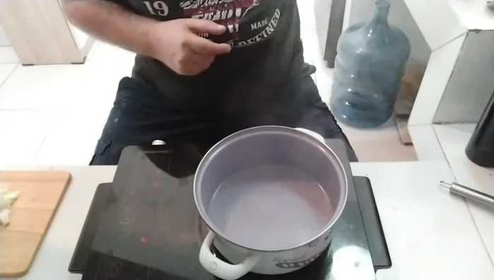 Gemüsebrühe zubereiten.