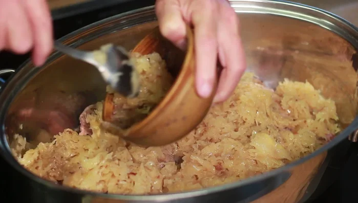 Sauerkraut gleichmäßig auf den Fleischscheiben verteilen.