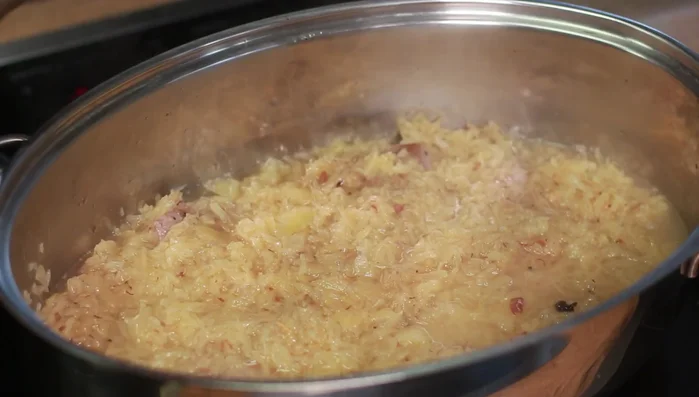 Bräter abdecken und ca. 60 Minuten köcheln lassen.