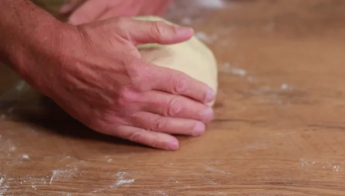 Teig in 8 Stücke teilen, zu Kugeln formen und nochmals 20 Minuten ruhen lassen.