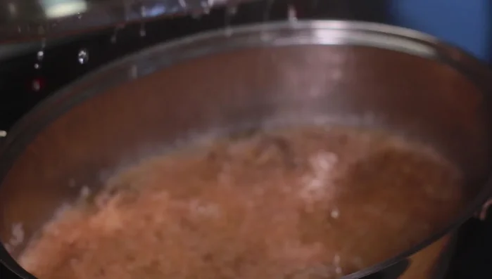 Hefeklöße im Bräter zum Schweinebraten geben. Hitze reduzieren und mit Deckel ca. 20 Minuten garen. Anschließend Deckel abnehmen und weitere Zeit garen lassen.