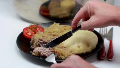 Deftiger Schweinebraten mit Sauerkraut & Hefeklößen (One-Pot)