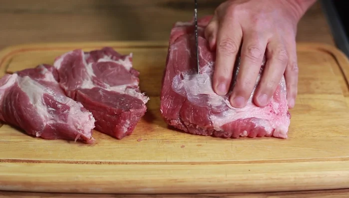 Schweinenacken in 5-6 Scheiben schneiden und von beiden Seiten kräftig mit Salz und Pfeffer würzen. Optional mit Gewürzmischung einreiben.