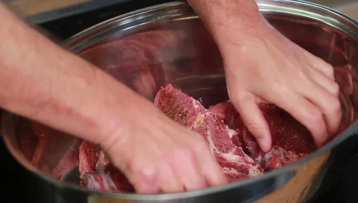 Fleischscheiben im Bräter bei hoher Temperatur von beiden Seiten kurz anbraten.