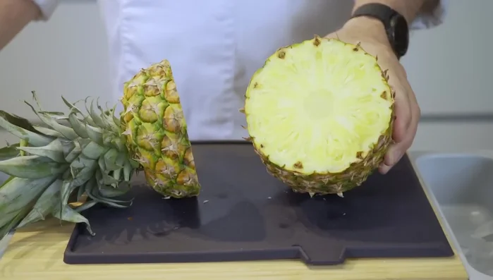 Ananas schälen, Strunk entfernen und in mundgerechte Stücke schneiden (123.24).
