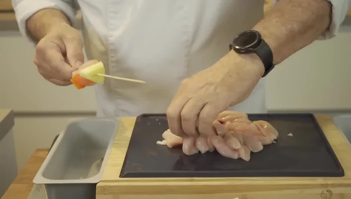 Hähnchen, Ananas und Paprika auf Spieße stecken (217.5).