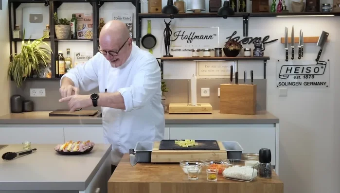 Spieße leicht mit Salz und Pfeffer würzen (241.14).