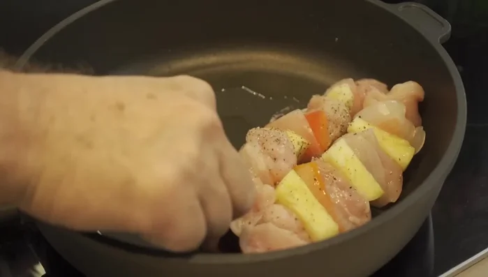 Spieße in der Pfanne anbraten, dann bei 160°C im Ofen fertig garen (248.099).
