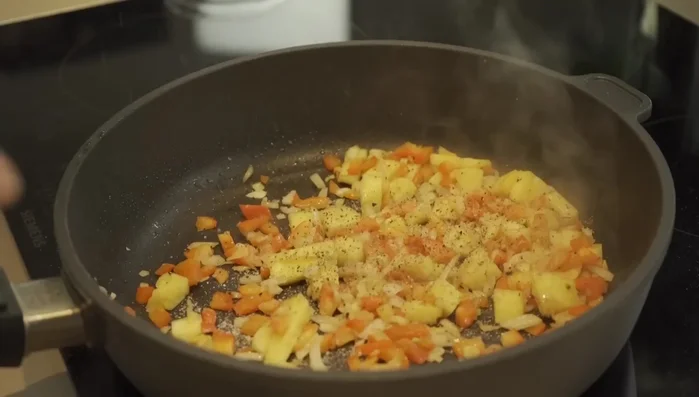 Reis mit Currypulver, Chili, Salz, Pfeffer und Sahne erwärmen (297.96).