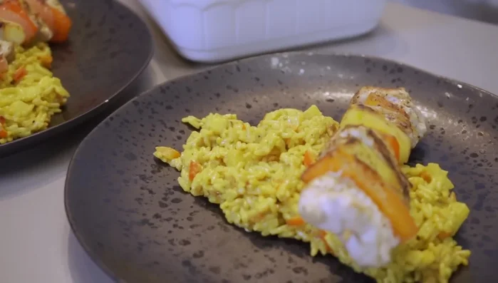 Curryreis mit Hähnchenspießen servieren (346.139).