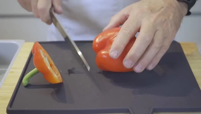 Paprika und Zwiebel in leicht gesalzenem Wasser blanchieren (65.64).