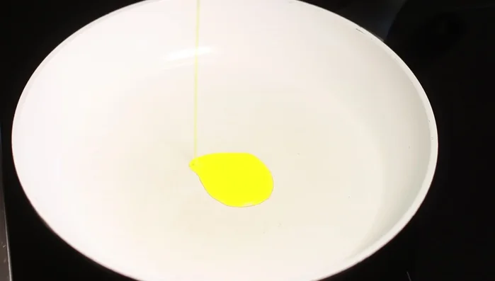 Hähnchenbrustfilet in Öl anbraten, mit Salz und Pfeffer würzen.