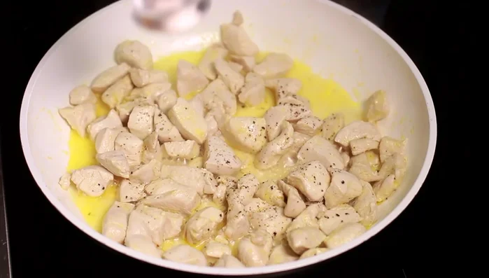 Weißwein zugeben, ablöschen. Crème fraîche, restlichen Estragon unterrühren.