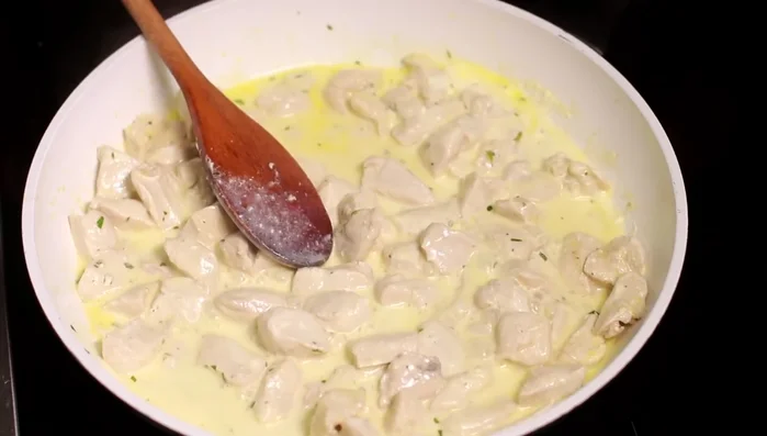 Gedünsteten Porree in eine Auflaufform geben, Hähnchenmischung darüber verteilen.