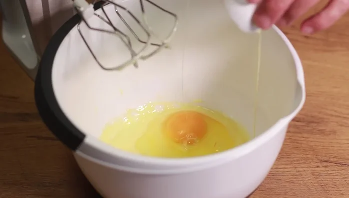 Butter, Eier, Eigelb, Mehl, Kartoffelmasse, Pfeffer, Salz und Muskatnuss verrühren.