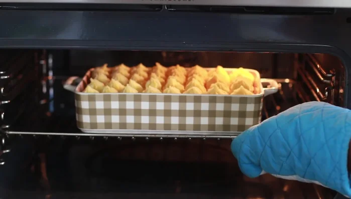 Bei 180°C Umluft (160°C Ober-/Unterhitze) 15-20 Minuten backen.