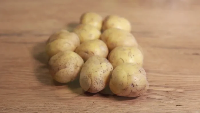 Kartoffeln schälen, in Stücke schneiden und in Salzwasser ca. 20 Minuten gar kochen.