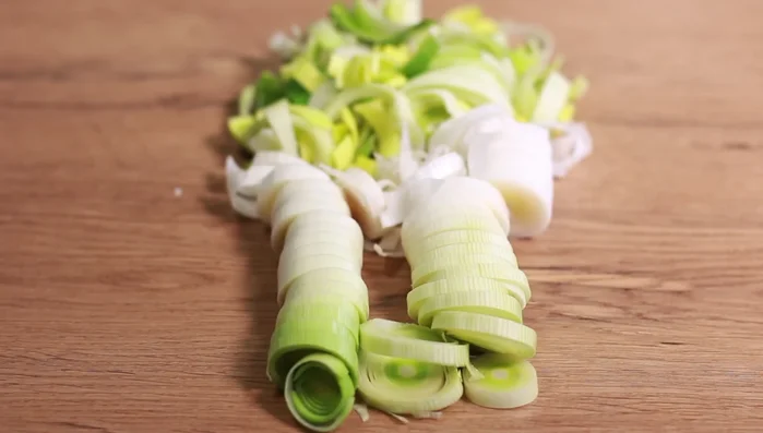 Porree in dünne Ringe schneiden, die Hälfte des Estragons fein hacken.