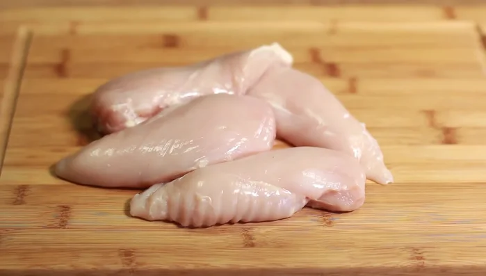 Hähnchenbrustfilet in mundgerechte Stücke schneiden.