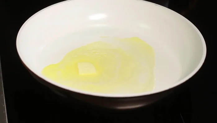 Butter in einer Pfanne erhitzen, Porree darin 6-8 Minuten dünsten.