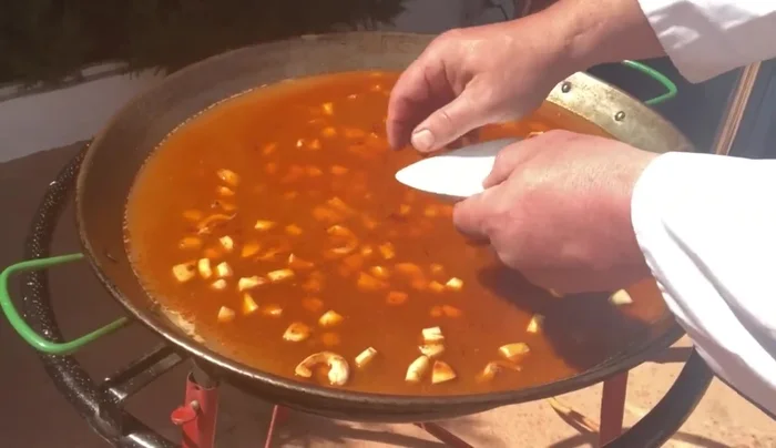 Salz, Safranfäden und Tomatensoße hinzufügen. [205.06]