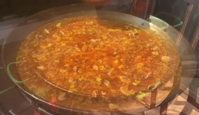 Muscheln hinzufügen und alles 2-4 Minuten köcheln lassen. [234.52]