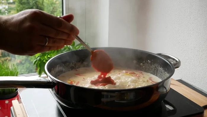Eier, Paprikapulver edelsüß und geräuchertes Paprikapulver hinzufügen, gut verrühren, aufkochen lassen.