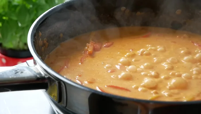 Bei niedriger Hitze köcheln lassen, bis die Sauce cremig ist (regelmäßig umrühren).