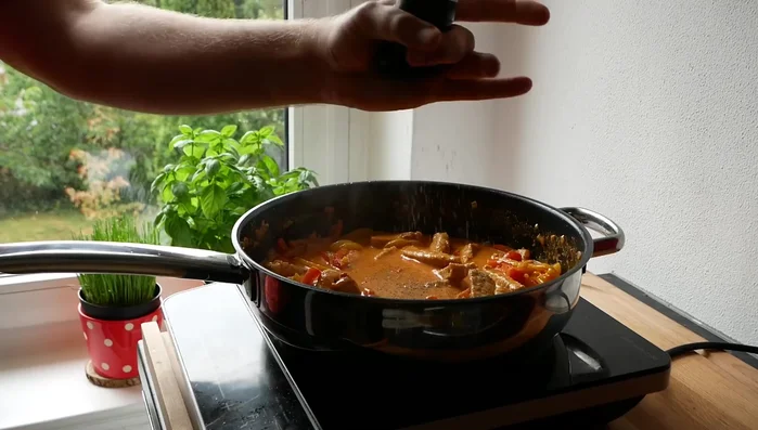 Mit Salz, Pfeffer und Zucker abschmecken, umrühren.