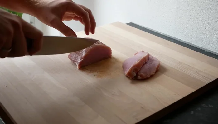 Schweinelachs in Streifen schneiden (nicht zu dünn).