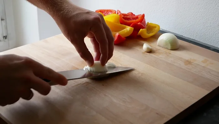 Zwiebel und Knoblauch fein hacken.