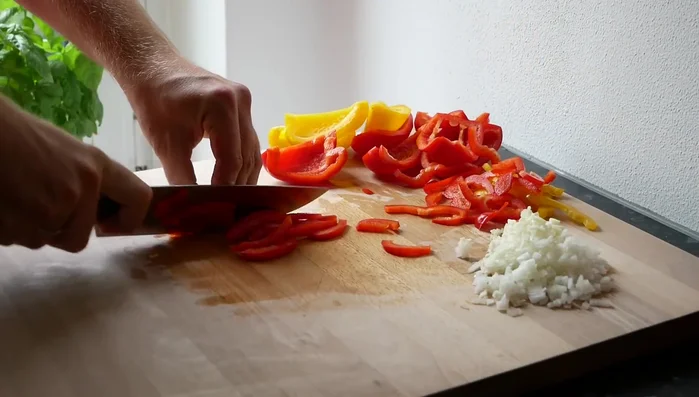 Paprikaschoten entkernen und in Streifen/Stücke schneiden.