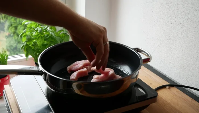 Pfanne mit Öl erhitzen, Fleisch scharf anbraten (1-2 Minuten pro Seite), aus der Pfanne nehmen und abgedeckt zur Seite stellen.