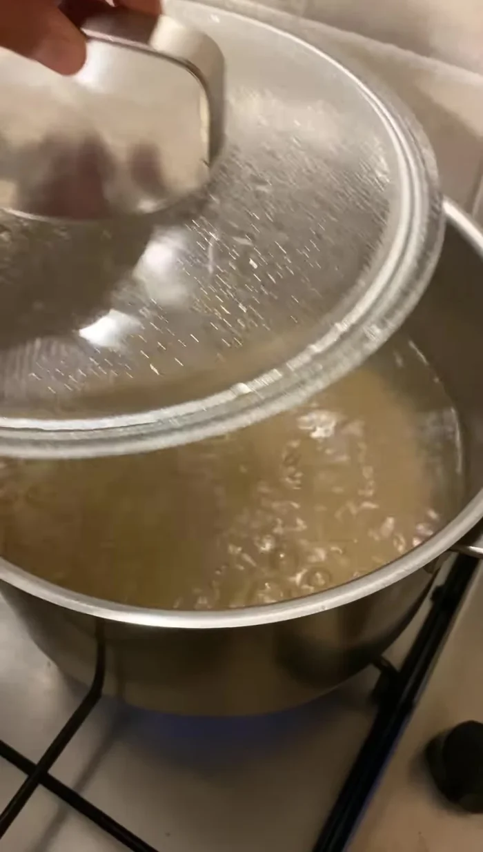 Pasta kochen und abgießen.