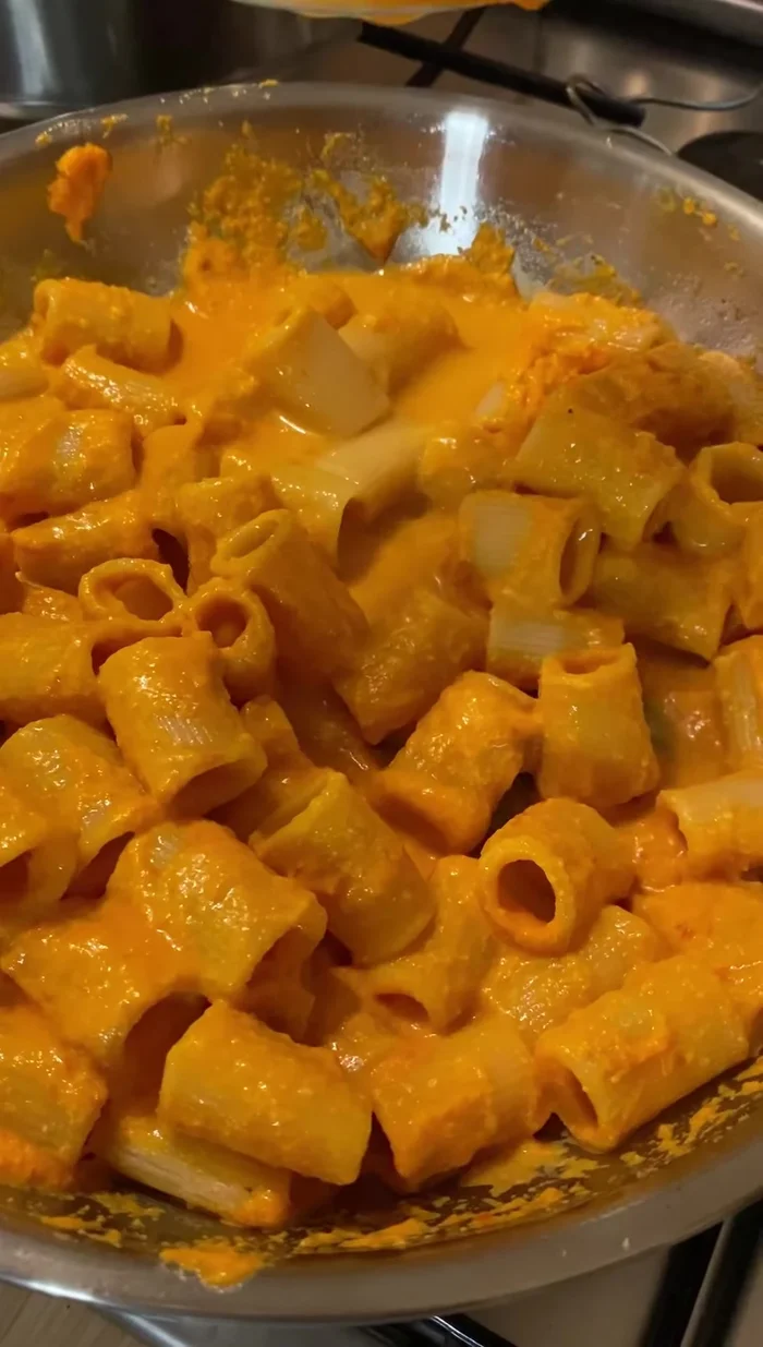 Pasta mit der Paprika-Cashew-Creme vermischen.
