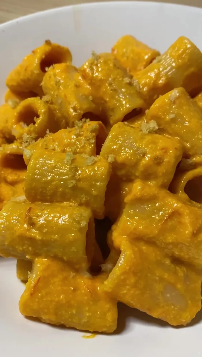 Geröstete Semmelbrösel darüberstreuen.