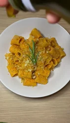 Cremige Pasta mit Paprika & knusprigen Semmelbröseln