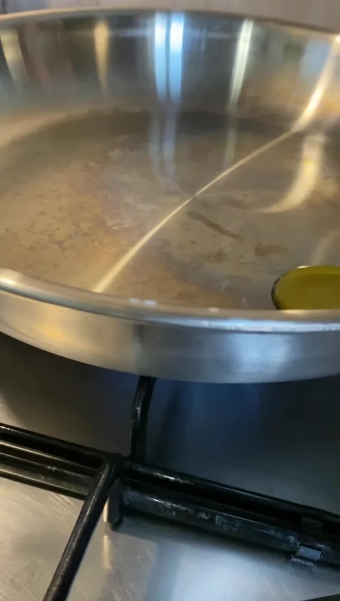 Öl, Knoblauch und Zwiebel in einer Pfanne anbraten.